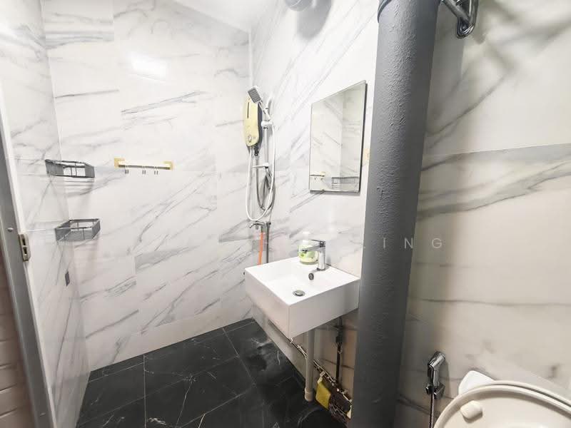 104 Pasir Ris Street 12, 104 Pasir Ris Street 12, Pasir Ris / Tampines, Room Rental, 75 sqft, HDB Flat For Rent, by Chia Choi Ling, 500278872 - Bathroom - PropertyGuru.com.sg