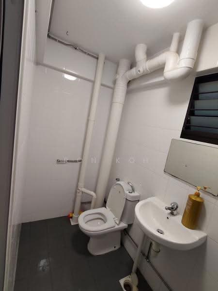 339 Hougang Avenue 7, 339 Hougang Avenue 7, Hougang / Punggol / Sengkang, 3 Bedrooms, 1,302 sqft, HDB Flat For Sale, by Ron Koh, 500278921 - Bathroom - PropertyGuru.com.sg