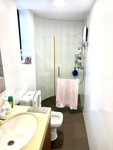 381 Pasir Panjang Road, 381 Pasir Panjang Road, Buona Vista / West Coast / Clementi New Town, 3 Bedrooms, 2,260 sqft, Apartment For Sale, by Cheng Tan Chow, 500278941 - Bathroom - PropertyGuru.com.sg