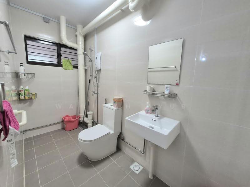 391 Yishun Avenue 6, 391 Yishun Avenue 6, Sembawang / Yishun, 4 Bedrooms, 1,572 sqft, HDB Flat For Sale, by Wahidah Ayub, 500278968 - Upper floor toilet - PropertyGuru.com.sg