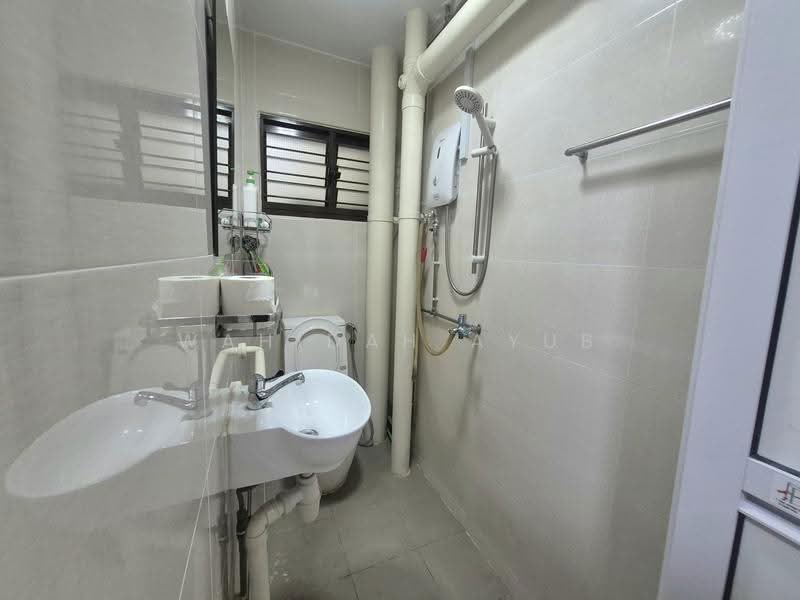 391 Yishun Avenue 6, 391 Yishun Avenue 6, Sembawang / Yishun, 4 Bedrooms, 1,572 sqft, HDB Flat For Sale, by Wahidah Ayub, 500278968 - Kitchen Toilet - PropertyGuru.com.sg