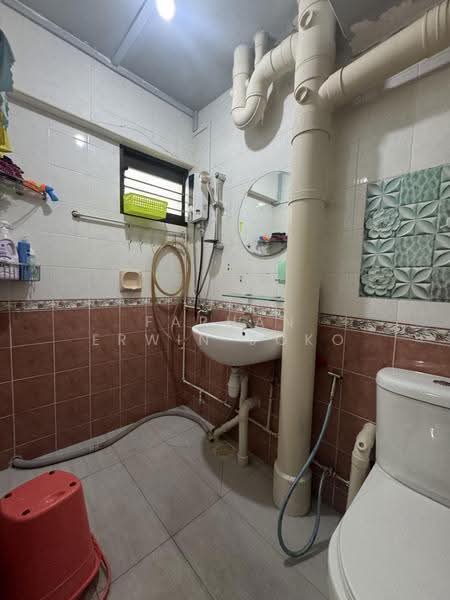 37 Marsiling Drive, 37 Marsiling Drive, Admiralty / Woodlands, 3 Bedrooms, 1,335 sqft, HDB Flat For Rent, by Farhan Erwin Joko, 500279017 - Bathroom - PropertyGuru.com.sg