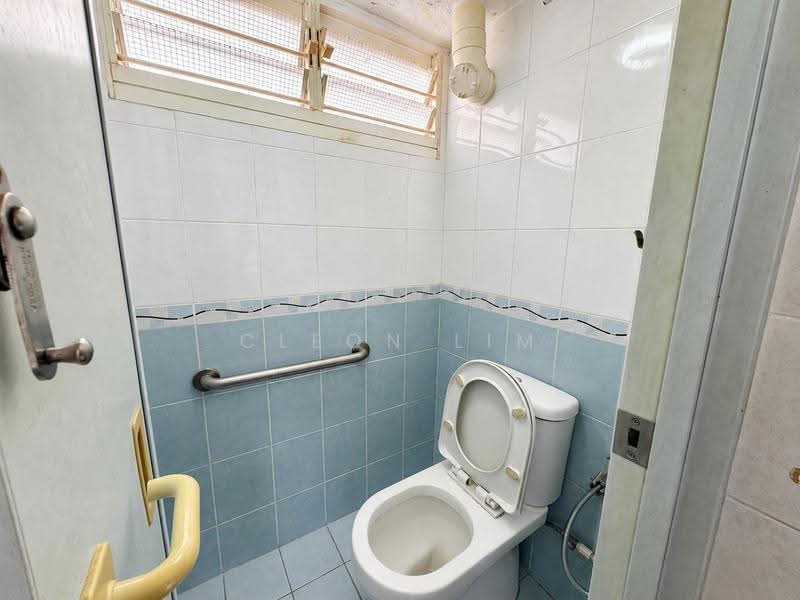 8 Holland Avenue, 8 Holland Avenue, Tanglin / Holland / Bukit Timah, 2 Bedrooms, 635 sqft, HDB Flat For Sale, by Cleon Lim, 500279062 - Bathroom - PropertyGuru.com.sg