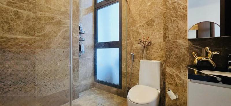 Undervalued Move-in Semi-D w/ Lift, Pool & Basement; Prime Distrct 11, Dyson Road, Newton / Novena, 5 Bedrooms, 4,633 sqft, Semi-Detached House For Sale, by Farrand Hey, 500279093 - Bathroom - PropertyGuru.com.sg