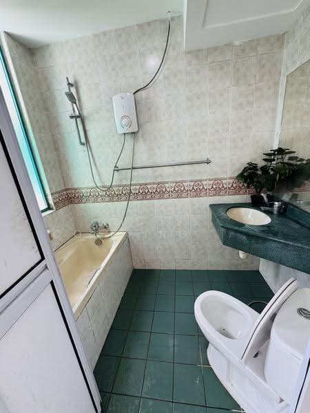 Wing Fong Court, 10 Lorong 14 Geylang, Eunos / Geylang / Paya Lebar, Room Rental, 120 sqft, Condominium For Rent, by Bunny, 500279125 - Bathroom - PropertyGuru.com.sg