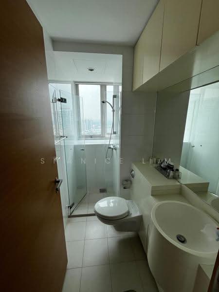 Twin Regency, 28 Kim Tian Road, Alexandra / Commonwealth, 3 Bedrooms, 1,442 sqft, Condominium For Rent, by Shanice Lim, 500279142 - Bathroom - PropertyGuru.com.sg