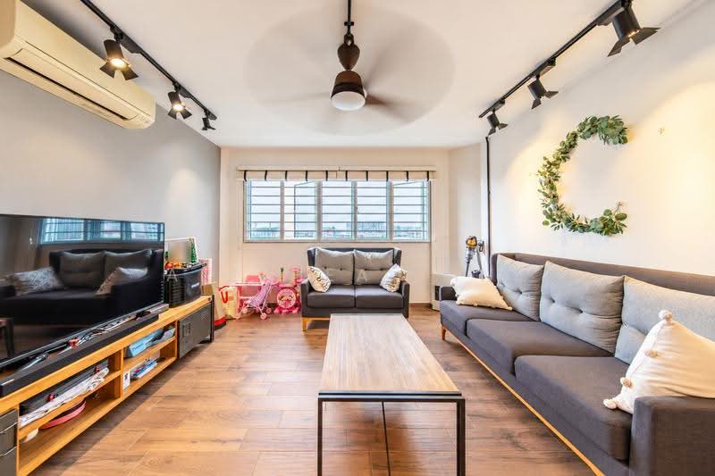 213 Jurong East Street 21, 213 Jurong East Street 21, Boon Lay / Jurong / Tuas, 3 Bedrooms, 1,291 sqft, HDB Flat For Sale, by Alethea Jane, 500279160 - Living Room - PropertyGuru.com.sg