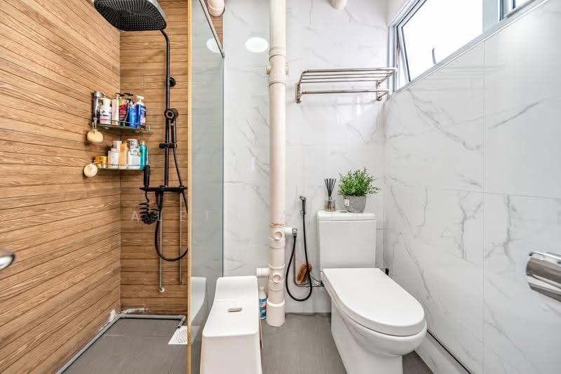 213 Jurong East Street 21, 213 Jurong East Street 21, Boon Lay / Jurong / Tuas, 3 Bedrooms, 1,291 sqft, HDB Flat For Sale, by Alethea Jane, 500279160 - Bathroom - PropertyGuru.com.sg