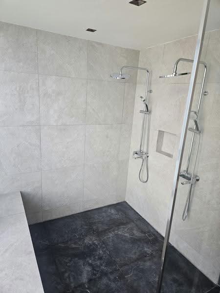 The Rochester Residences, 33 Rochester Drive, Buona Vista / West Coast / Clementi New Town, 3 Bedrooms, 1,701 sqft, Condominium For Rent, by DELIA, 500279163 - Master Bathroom - PropertyGuru.com.sg