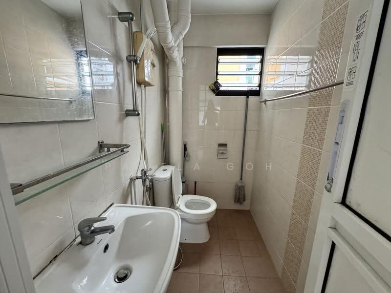 203 Serangoon Central, 203 Serangoon Central, Hougang / Punggol / Sengkang, 2 Bedrooms, 689 sqft, HDB Flat For Sale, by Pamela Goh, 500279167 - Bathroom - PropertyGuru.com.sg