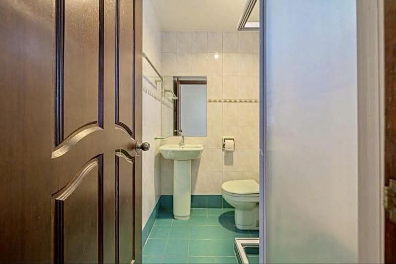 Serangoon Avenue 1, Hougang / Punggol / Sengkang, 5 Bedrooms, 2,900 sqft, Corner Terrace For Sale, by Leia Chua, 500279253 - Bathroom - PropertyGuru.com.sg