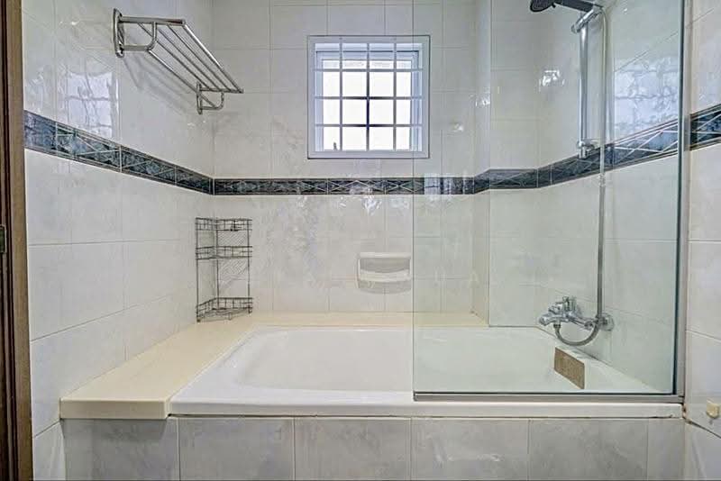 Serangoon Avenue 1, Hougang / Punggol / Sengkang, 5 Bedrooms, 2,900 sqft, Corner Terrace For Sale, by Leia Chua, 500279253 - Bathroom - PropertyGuru.com.sg