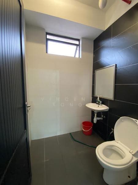 Loyang Way, Changi Airport / Changi Village, 3,046 sqft, Factory / Workshop (B2) For Sale, by Vincent Tong, 500279266 - Bathroom - CommercialGuru.com.sg