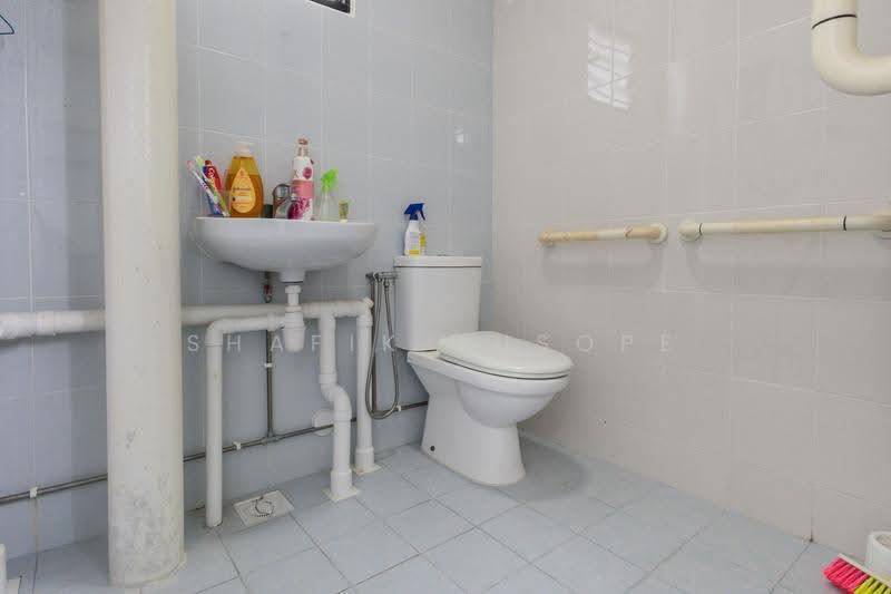 467 Tampines Street 44, 467 Tampines Street 44, Pasir Ris / Tampines, 2 Bedrooms, 797 sqft, HDB Flat For Rent, by Shafik Yusope, 500279267 - Bathroom - PropertyGuru.com.sg