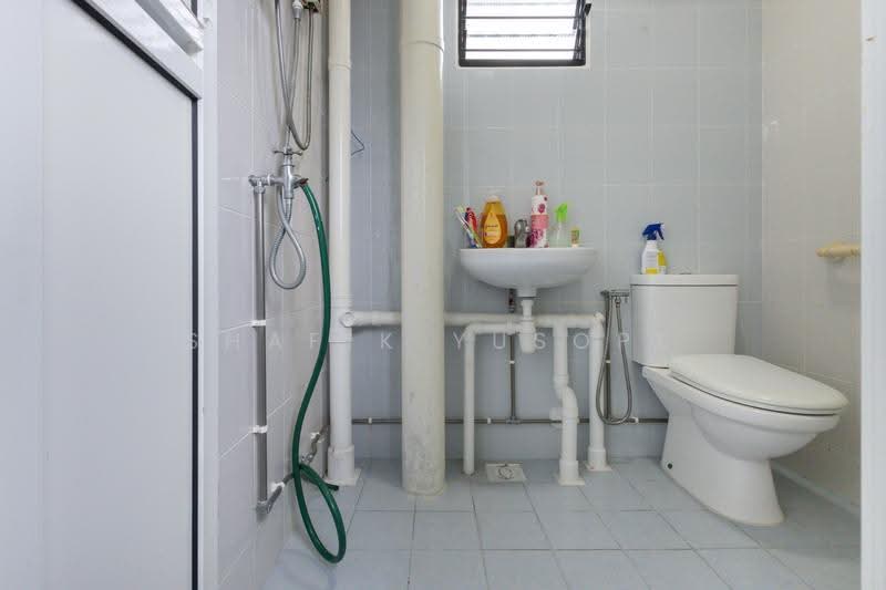 467 Tampines Street 44, 467 Tampines Street 44, Pasir Ris / Tampines, 2 Bedrooms, 797 sqft, HDB Flat For Rent, by Shafik Yusope, 500279267 - Bathroom - PropertyGuru.com.sg