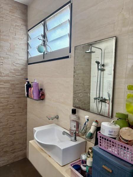 557 Jurong West Street 42, 557 Jurong West Street 42, Boon Lay / Jurong / Tuas, 3 Bedrooms, 1,119 sqft, HDB Flat For Sale, by Jackson Chia, 500279302 - Bathroom - PropertyGuru.com.sg