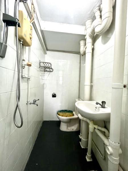 73 Lorong 4 Toa Payoh, 73 Lorong 4 Toa Payoh, Balestier / Toa Payoh, 2 Bedrooms, 667 sqft, HDB Flat For Sale, by Midco Tee, 500279319 - Bathroom - PropertyGuru.com.sg