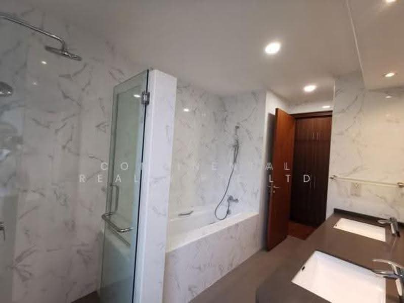Four Seasons Park, 8 Cuscaden Walk, Tanglin / Holland / Bukit Timah, 4 Bedrooms, 2,260 sqft, Condominium For Rent, by GEORGE, 500279325 - Master Bathroom - PropertyGuru.com.sg