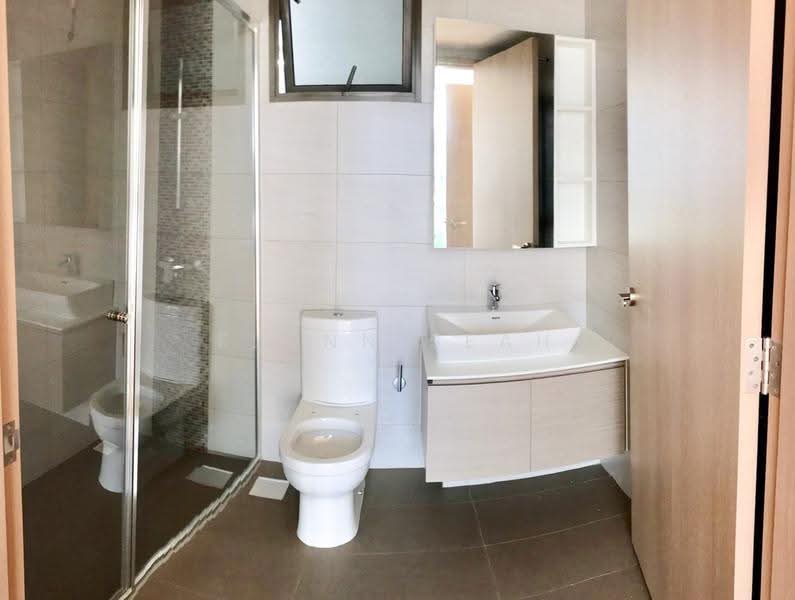 Treasure Crest, 60 Anchorvale Crescent, Hougang / Punggol / Sengkang, 3 Bedrooms, 1,076 sqft, Condominium For Sale, by Elonn Seah, 500279425 - Bathroom - PropertyGuru.com.sg