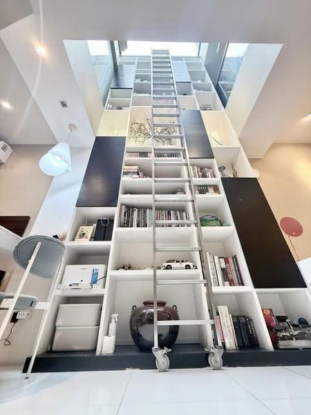 Lilac Park, Seletar / Yio Chu Kang, 4 Bedrooms, 3,900 sqft, Terraced House For Sale, by Joey Loh 罗雪慧, 500279458 - Tall book shelf that opens to skylight - PropertyGuru.com.sg