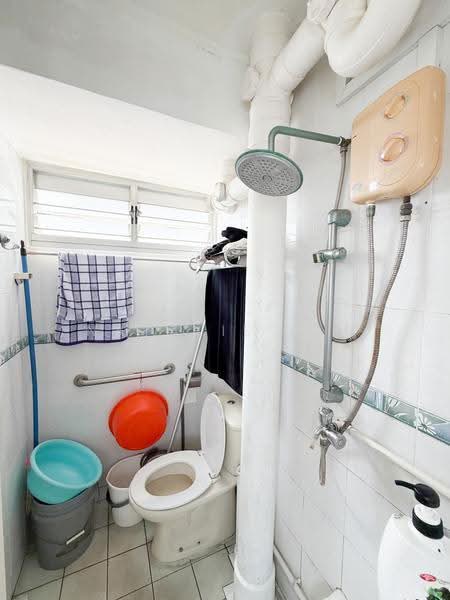 104 Bedok North Avenue 4, 104 Bedok North Avenue 4, Bedok / Upper East Coast, 2 Bedrooms, 882 sqft, HDB Flat For Sale, by Natalie Lim, 500279479 - Bathroom - PropertyGuru.com.sg