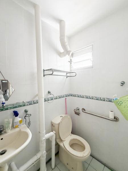 104 Bedok North Avenue 4, 104 Bedok North Avenue 4, Bedok / Upper East Coast, 2 Bedrooms, 882 sqft, HDB Flat For Sale, by Natalie Lim, 500279479 - Bathroom - PropertyGuru.com.sg