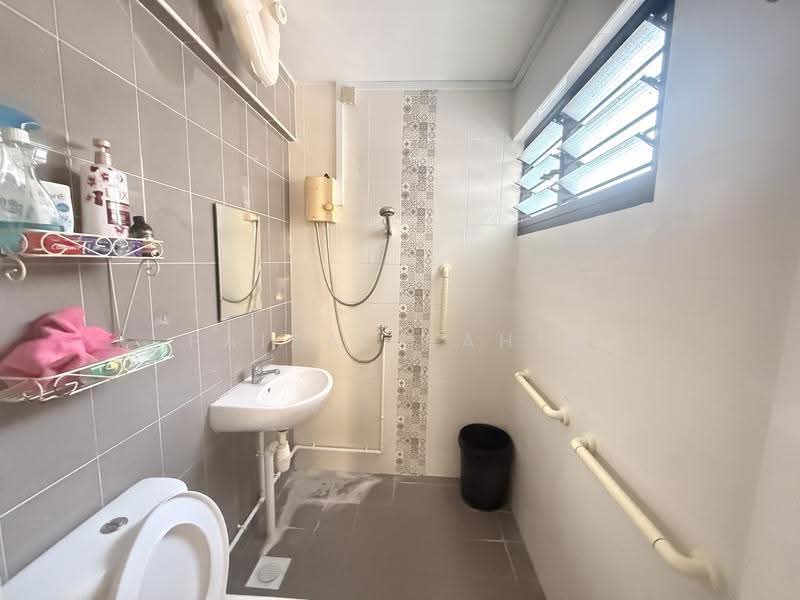 824 Woodlands Street 81, 824 Woodlands Street 81, Admiralty / Woodlands, 3 Bedrooms, 904 sqft, HDB Flat For Sale, by Faizal Rahim, 500279480 - Bathroom - PropertyGuru.com.sg