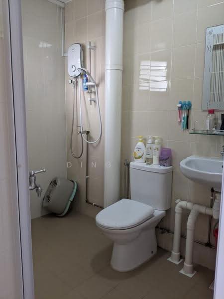 123 Geylang East Central, 123 Geylang East Central, Eunos / Geylang / Paya Lebar, Room Rental, 150 sqft, HDB Flat For Rent, by Ding Ho, 500279526 - Bathroom - PropertyGuru.com.sg