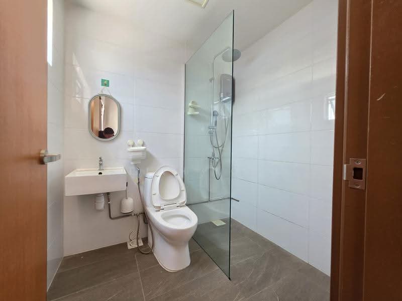 Sunrise Villa, Sunrise Terrace, Seletar / Yio Chu Kang, 4 Bedrooms, 2,500 sqft, Terraced House For Rent, by Keith Yong, 500279623 - Bathroom - PropertyGuru.com.sg