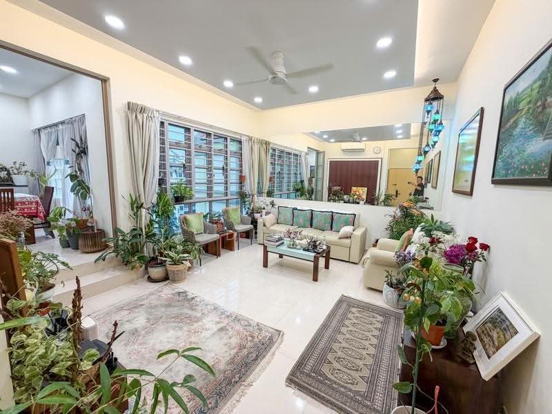 Azalea Park Condo, 2 Flora Road, Changi Airport / Changi Village, 4 Bedrooms, 1,507 sqft, Condominium For Sale, by Jayden Peh, 500279627 - Living Room - PropertyGuru.com.sg
