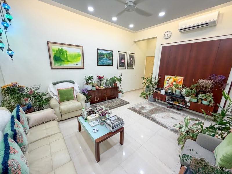 Azalea Park Condo, 2 Flora Road, Changi Airport / Changi Village, 4 Bedrooms, 1,507 sqft, Condominium For Sale, by Jayden Peh, 500279627 - Living Room - PropertyGuru.com.sg