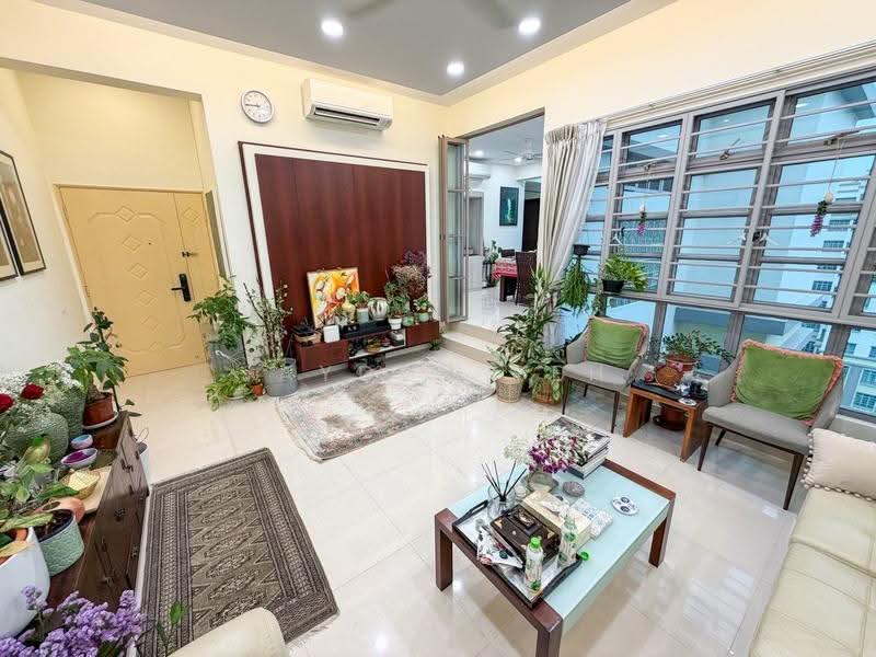 Azalea Park Condo, 2 Flora Road, Changi Airport / Changi Village, 4 Bedrooms, 1,507 sqft, Condominium For Sale, by Jayden Peh, 500279627 - Living Room - PropertyGuru.com.sg