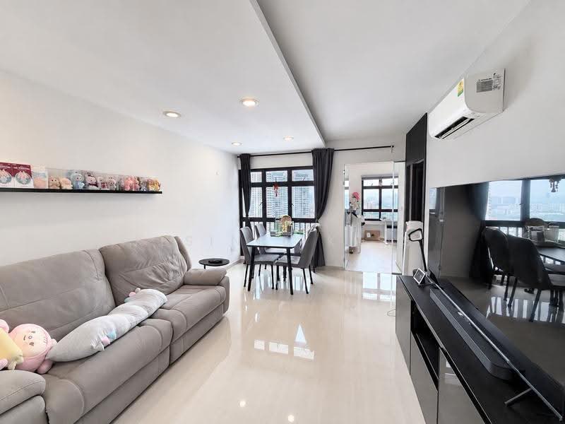79A Toa Payoh Central, 79A Toa Payoh Central, Balestier / Toa Payoh, 3 Bedrooms, 818 sqft, HDB Flat For Sale, by Kesinee Kess, 500279634 - Living Room - PropertyGuru.com.sg