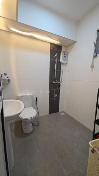815A Choa Chu Kang Avenue 7, 815A Choa Chu Kang Avenue 7, Dairy Farm / Bukit Panjang / Choa Chu Kang, 3 Bedrooms, 1,001 sqft, HDB Flat For Sale, by Shanice ONG, 500279681 - Master Bathroom - PropertyGuru.com.sg