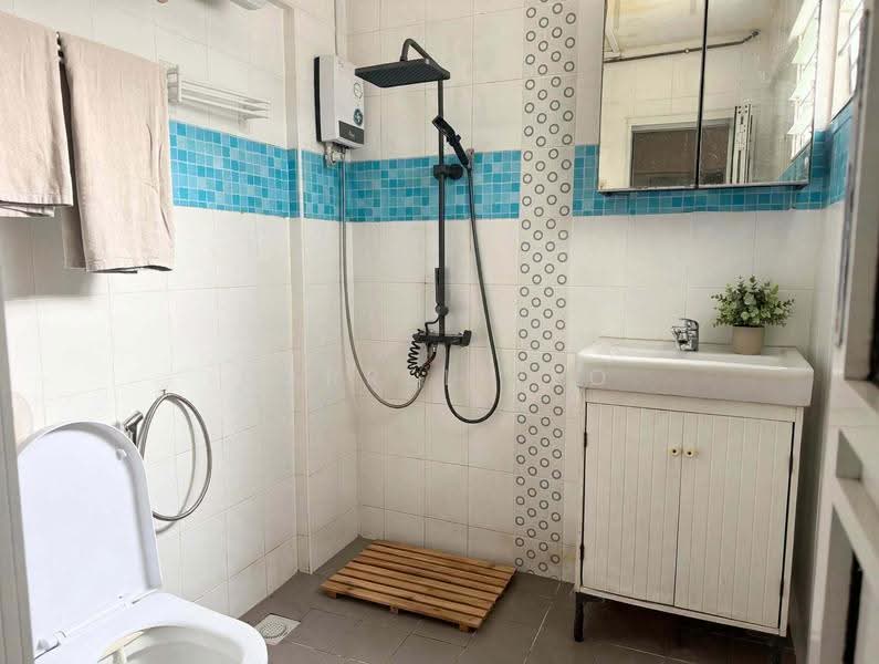 216 Serangoon Avenue 4, 216 Serangoon Avenue 4, Hougang / Punggol / Sengkang, 3 Bedrooms, 1,302 sqft, HDB Flat For Sale, by Darrel Yeo, 500279788 - Bathroom - PropertyGuru.com.sg