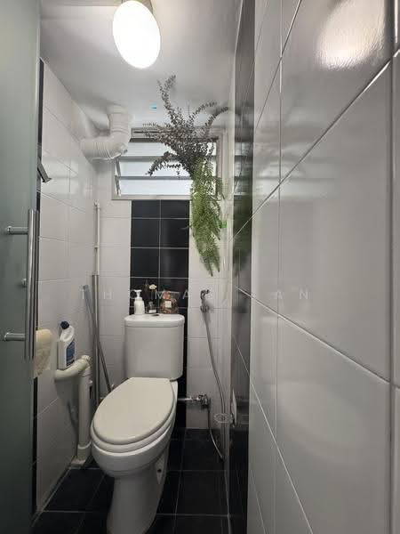 85A Lorong 4 Toa Payoh, 85A Lorong 4 Toa Payoh, Balestier / Toa Payoh, Room Rental, 80 sqft, HDB Flat For Rent, by Thomas Tan, 500279811 - Bathroom - PropertyGuru.com.sg