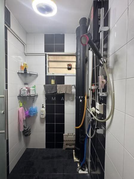 85A Lorong 4 Toa Payoh, 85A Lorong 4 Toa Payoh, Balestier / Toa Payoh, Room Rental, 80 sqft, HDB Flat For Rent, by Thomas Tan, 500279811 - Bathroom - PropertyGuru.com.sg