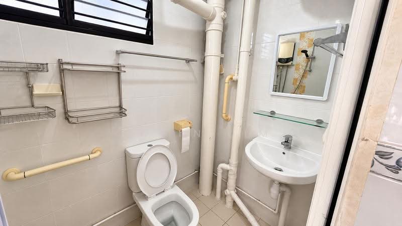 244 Bukit Batok East Avenue 5, 244 Bukit Batok East Avenue 5, Dairy Farm / Bukit Panjang / Choa Chu Kang, 3 Bedrooms, 1,001 sqft, HDB Flat For Rent, by Robin Lim, 500279818 - Bathroom - PropertyGuru.com.sg