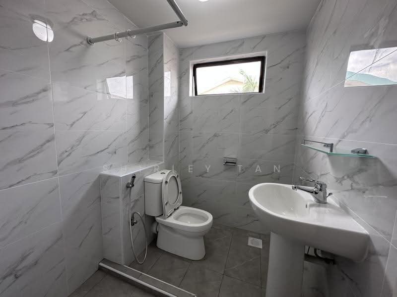 Jalan Limau Nipis, Jalan Limau Nipis/Upper Changi Road/ Bedok Terrace, Bedok / Upper East Coast, 6 Bedrooms, 2,650 sqft, Semi-Detached House For Rent, by Shirley Tan, 500279878 - Bathroom - PropertyGuru.com.sg
