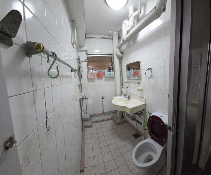 135 Jalan Bukit Merah, 135 Jalan Bukit Merah, Alexandra / Commonwealth, 3 Bedrooms, 1,453 sqft, HDB Flat For Rent, by Jackson Tan 陈涣乐, 500279887 - Bathroom - PropertyGuru.com.sg