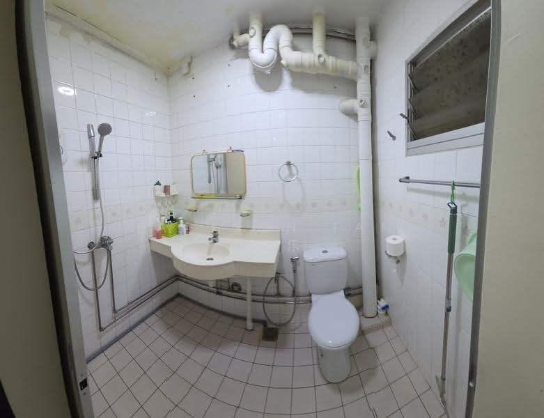 135 Jalan Bukit Merah, 135 Jalan Bukit Merah, Alexandra / Commonwealth, 3 Bedrooms, 1,453 sqft, HDB Flat For Rent, by Jackson Tan 陈涣乐, 500279887 - Bathroom - PropertyGuru.com.sg