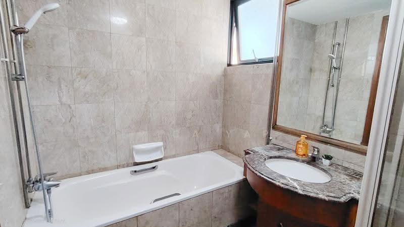 Tanglin View, 156 Prince Charles Crescent, Alexandra / Commonwealth, Room Rental, 200 sqft, Condominium For Rent, by Erica Yap, 500279927 - Bathroom - PropertyGuru.com.sg