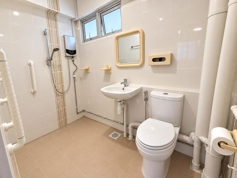 142 Bukit Batok Street 11, 142 Bukit Batok Street 11, Dairy Farm / Bukit Panjang / Choa Chu Kang, 3 Bedrooms, 1,528 sqft, HDB Flat For Sale, by Valerie Boey, 500279967 - Master Bathroom - PropertyGuru.com.sg