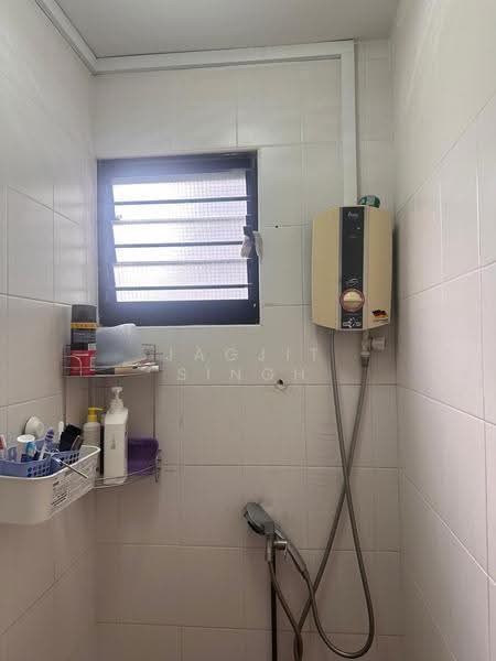 108 Serangoon North Avenue 1, 108 Serangoon North Avenue 1, Hougang / Punggol / Sengkang, 2 Bedrooms, 646 sqft, HDB Flat For Rent, by JAGJIT SINGH, 500279968 - Bathroom - PropertyGuru.com.sg