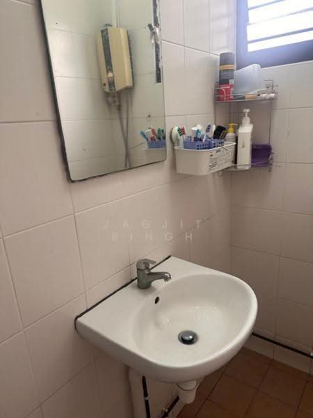108 Serangoon North Avenue 1, 108 Serangoon North Avenue 1, Hougang / Punggol / Sengkang, 2 Bedrooms, 646 sqft, HDB Flat For Rent, by JAGJIT SINGH, 500279968 - Bathroom - PropertyGuru.com.sg