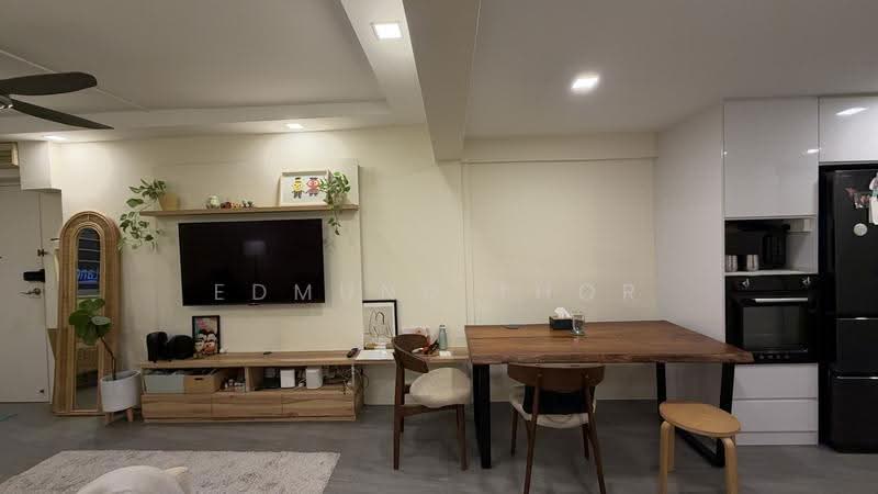 271 Queen Street, 271 Queen Street, Beach Road / Bugis / Rochor, 2 Bedrooms, 732 sqft, HDB Flat For Rent, by Edmund Thor, 500280085 - Living Room - PropertyGuru.com.sg