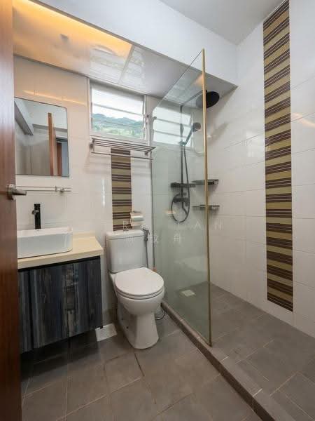 673A Edgefield Plains, 673A Edgefield Plains, Hougang / Punggol / Sengkang, 3 Bedrooms, 969 sqft, HDB Flat For Sale, by Vern Tan 陈玟舟, 500280141 - Bathroom - PropertyGuru.com.sg