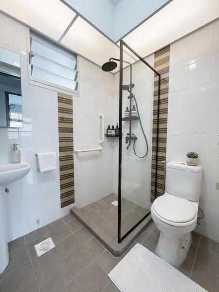 673A Edgefield Plains, 673A Edgefield Plains, Hougang / Punggol / Sengkang, 3 Bedrooms, 969 sqft, HDB Flat For Sale, by Vern Tan 陈玟舟, 500280141 - Bathroom - PropertyGuru.com.sg