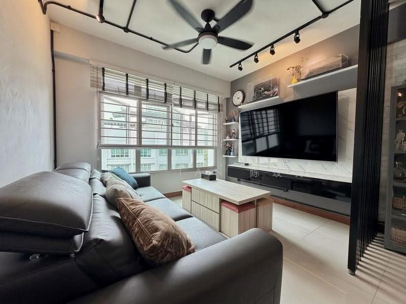 673A Edgefield Plains, 673A Edgefield Plains, Hougang / Punggol / Sengkang, 3 Bedrooms, 969 sqft, HDB Flat For Sale, by Vern Tan 陈玟舟, 500280141 - Living Room - PropertyGuru.com.sg