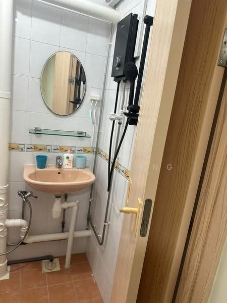 118 Ang Mo Kio Avenue 4, 118 Ang Mo Kio Avenue 4, Ang Mo Kio / Bishan / Thomson, Room Rental, 230 sqft, HDB Flat For Rent, by Chris Pang, 500280142 - Bathroom - PropertyGuru.com.sg